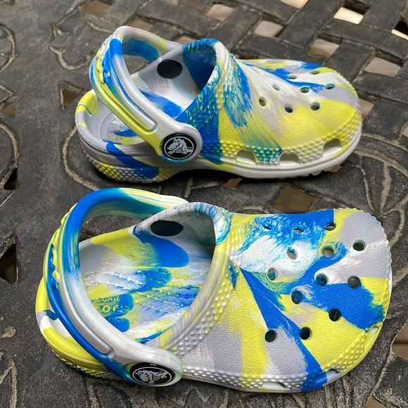 CROCS Toddler Size 5.  Brand new.  Never worn.  Marbled Blue/Yelllow/White - Picture 3 of 5